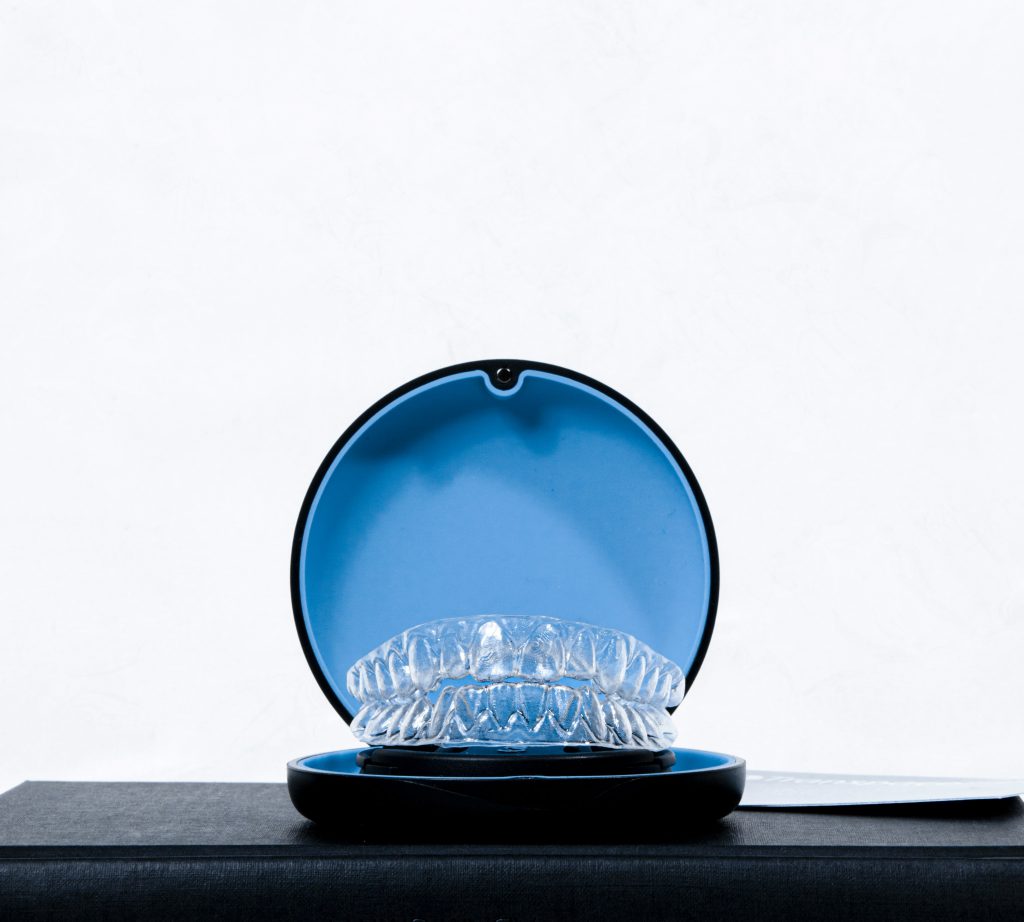 dental-aligners-in-a-blue-black-case